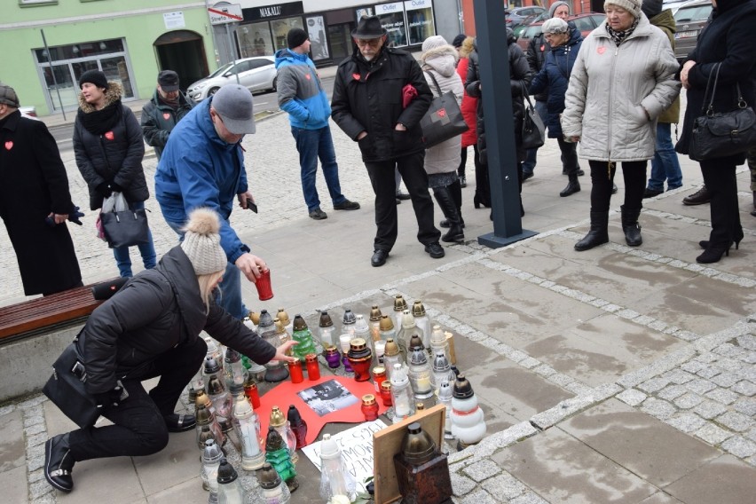 W Zduńskiej Woli przy Ratuszu mieszkańcy pożegnali...