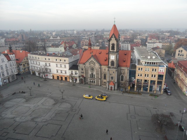Widok z wieży ratusza w Tarnowskich Górach na rynek. Na przeciwko kościół ewangelicki