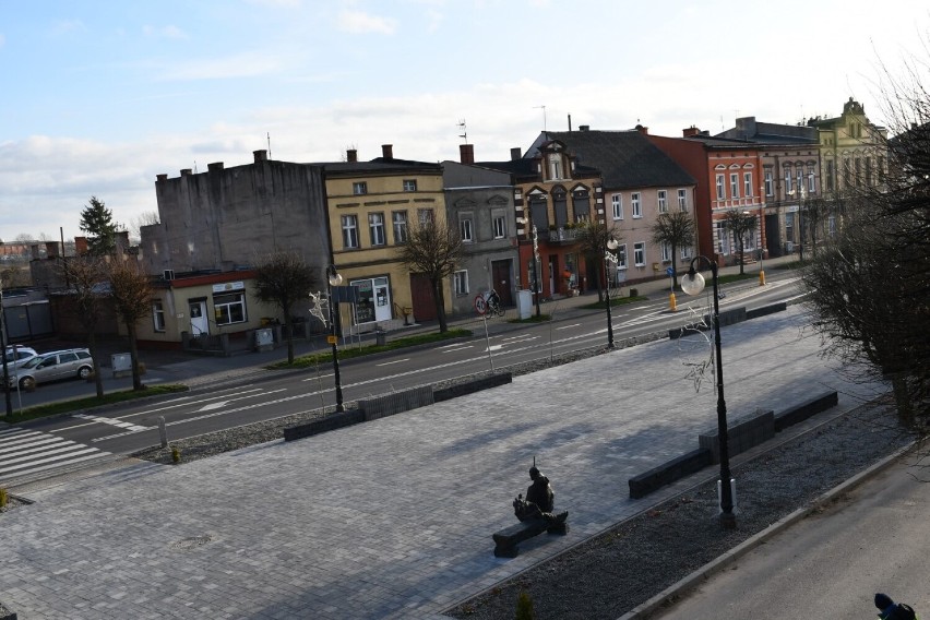 Przed pakoskim ratuszem zamontowano właśnie nowy pomnik....