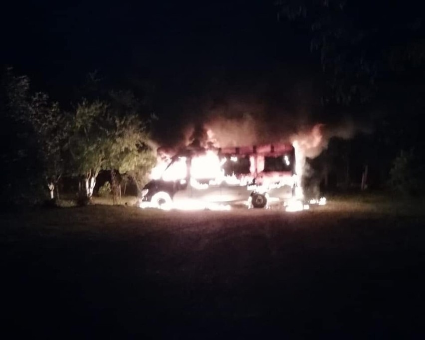 Straż Wałbrzych: Samochód dostawczy spłonął doszczętnie w środku nocy [ZDJĘCIA]