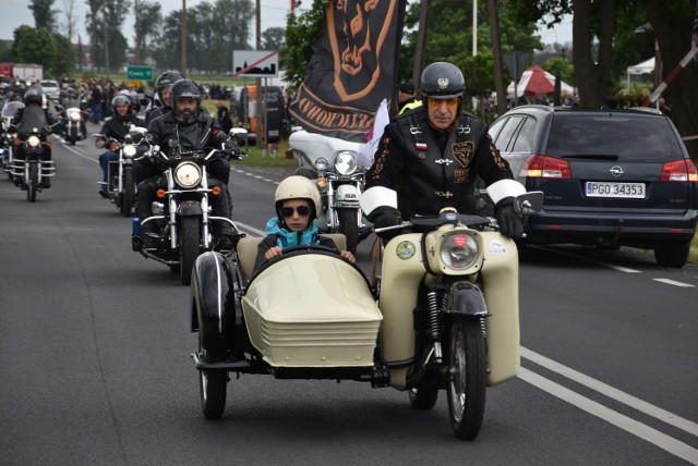 Parada motocyklowa w ramach XIV edycji Motopikniku w Wielichowie