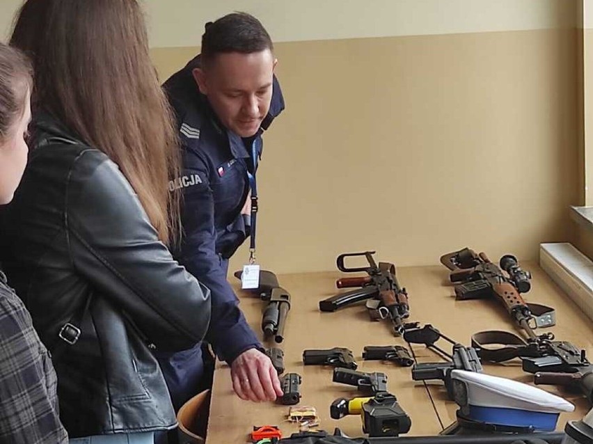 Dni otwarte w szkołach w Trzcinicy i Kołaczycach. Promowanie służby w policji