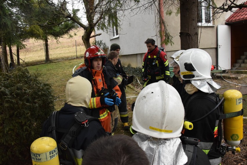 Strażacy podpalili dom jednorodzinny w Węgierskiej Górce, a później ugasili pożar [ZDJĘCIA]