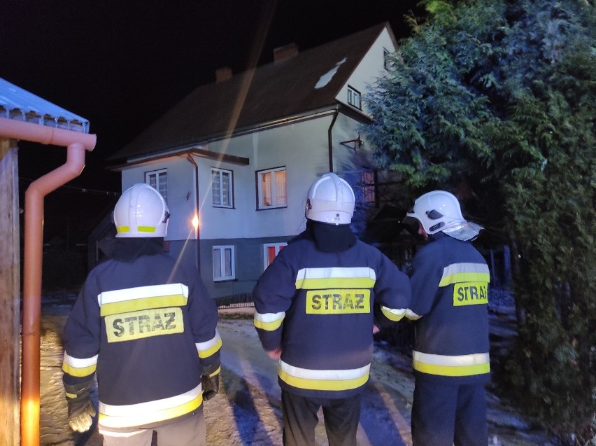 W Kąclowej strażacy gasili nocny pożar domu wywołany zapaleniem się sadzy w kominie