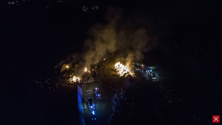 Pożar stert słomy w Sieradzu ujęty na ZDJĘCIACH z drona autorstwa sieradzanina Pawła Karonia. Zobacz też inne jego ujęcia