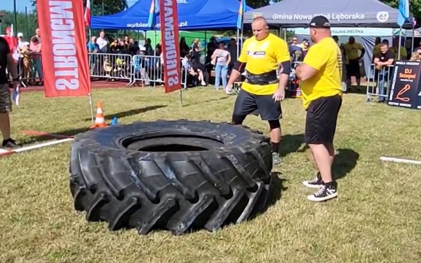 Łebień. Siłacze rywalizowali w Otwartych Mistrzostwach Strongman i Pucharze Polski Północnej w przewracaniu opony