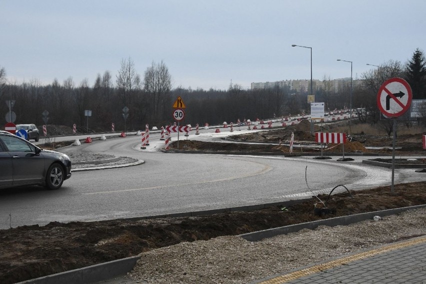 Zmiany w ruchu na północnych ulicach Kielc. Nowe rondo oddane na Radomskiej, a na Witosa o jedno wahadło mniej 