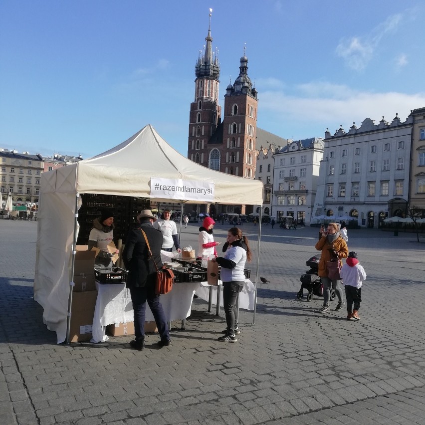 Kraków. Rozdają pączki, by pomóc chorej Marysi [ZDJĘCIA]