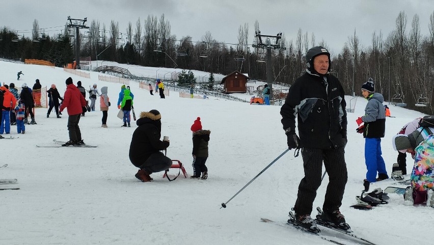 Góra Kamieńsk otworzyła się w weekend dla narciarzy. I już szykuje kolejną trasę. Jest też coś dla saneczkarzy