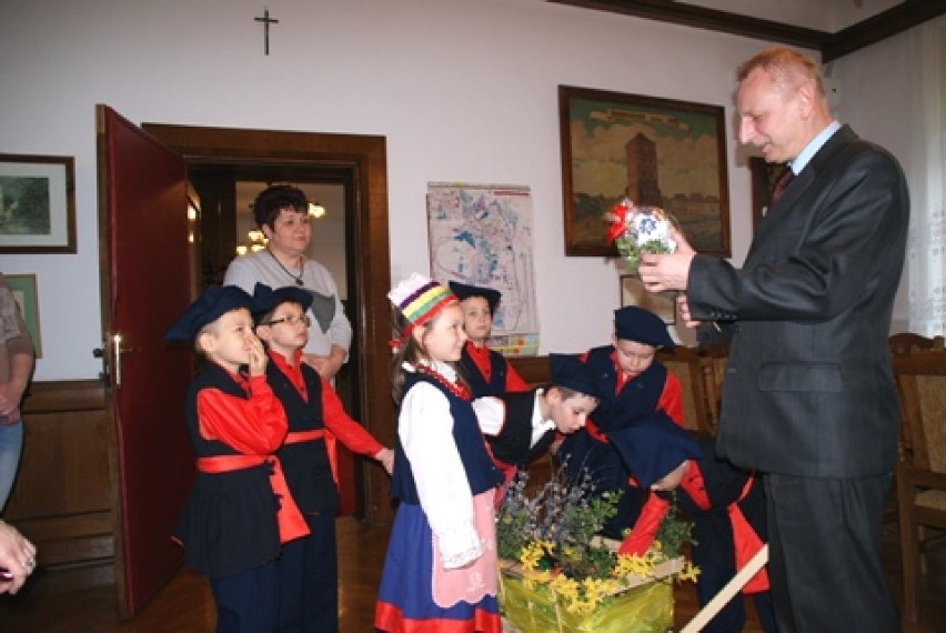 Wielkanocne życzenia złożyły przedszkolaki i uczniowie