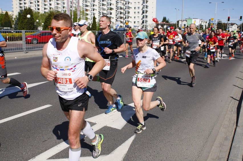 Orlen Warsaw Marathon 2018. Biegacze pokonali królewski...