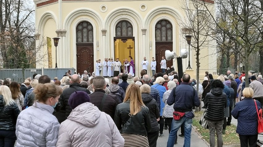 Legnica: Biskup Andrzej Siemieniewski poprowadził procesje po Cmentarzu Komunalnym