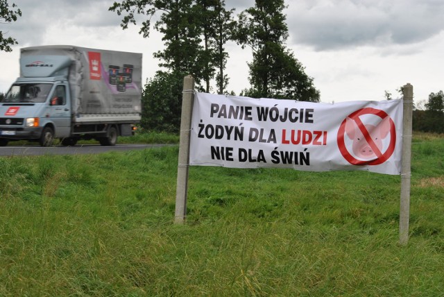 W ramach protestu na drodze pomiędzy Wolsztynem a Siedlcem mieszkańcy wywiesili taki oto baner