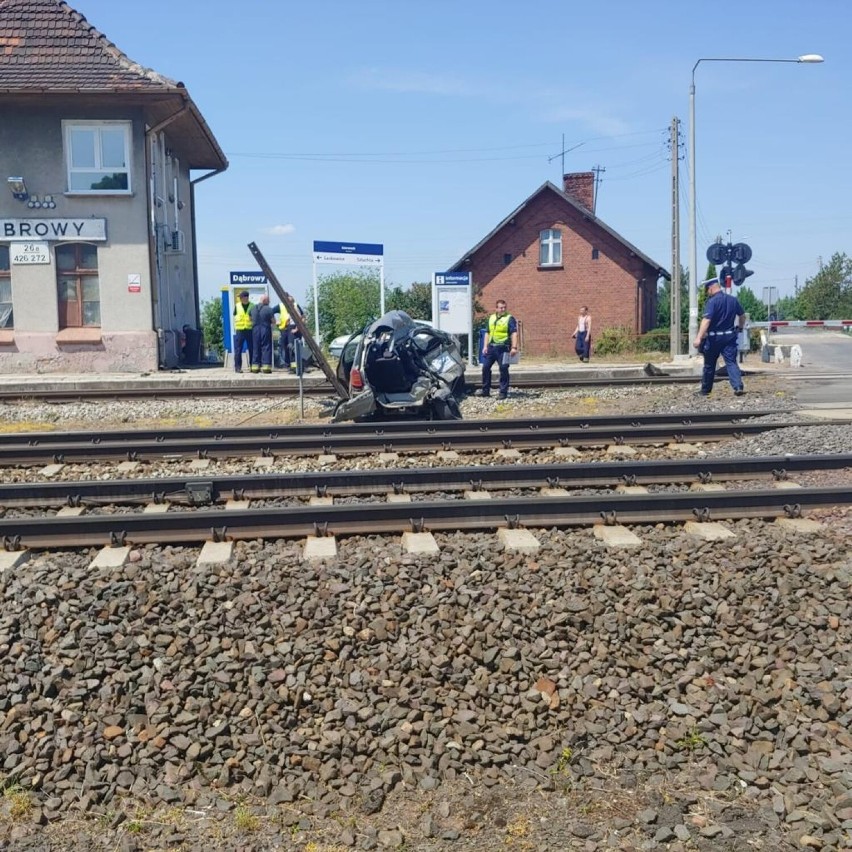 Wypadek w Jeżewie w powiecie świeckim. Samochód zderzył się z pociągiem. Jedna osoba ranna