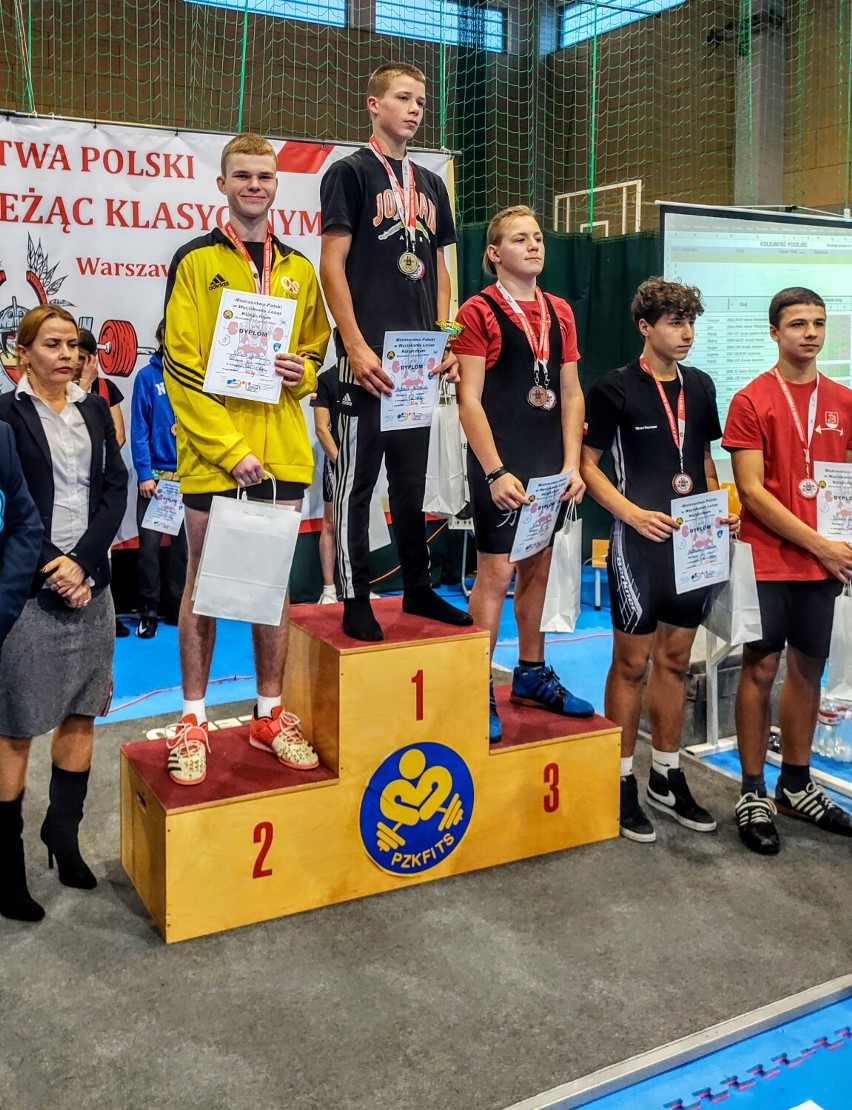 PMKS Rybak Władysławowo na mistrzostwach w Warszawie. W klasyku zdobyli 14 medali. Zaliczyli też udane powroty | ZDJĘCIA