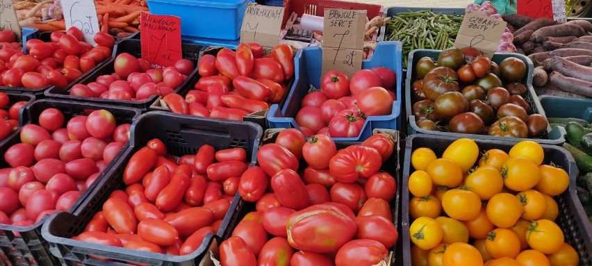 Upalny piątek na targowisku w Tomaszowie. Aktualne ceny warzyw i owoców ZDJĘCIA