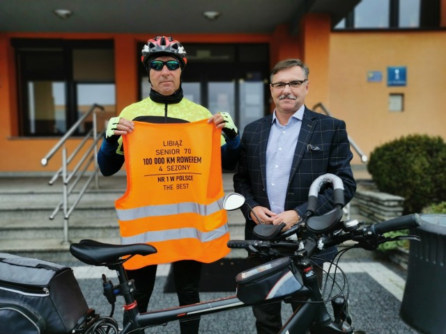 Tadeusz Bzibziak (po lewej) przejechał na rowerze 100 tys. km