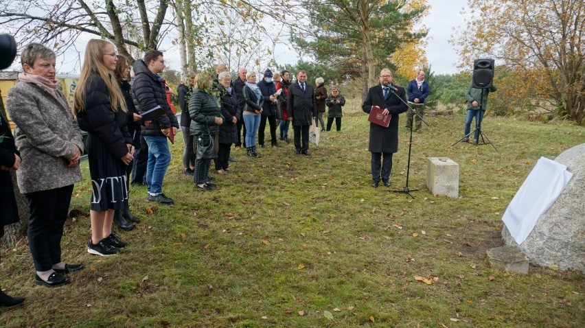 Uroczystości odsłonięcia tablicy na dawnym cmentarzu