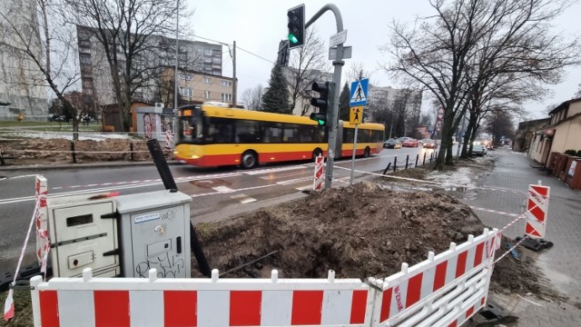 20 skrzyżowań zostanie rozkopanych a na 40 będą prowadzone prace, ale mniej radykalne - to czeka kierowców w Kielcach  w najbliższych miesiącach.  Montaż Inteligentnego Systemu Transportowego, który ma usprawnić przemieszczanie się po mieście zaczęły się od skrzyżowania przy ulicy 1 Maja i Poprzecznej na Herbach.