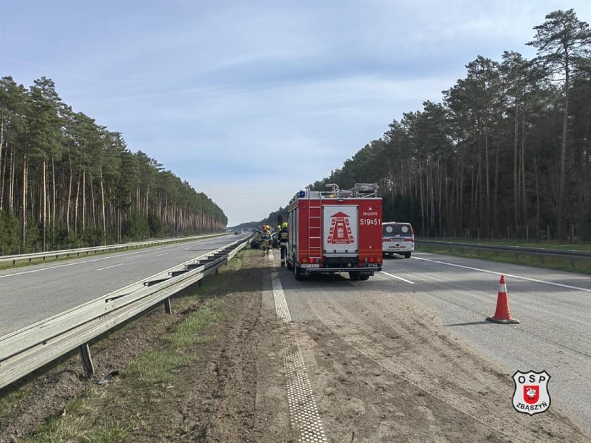Kolizja na autostradzie A2 w kierunku Poznania. Kierowca i pasażer opuścili pojazd jeszcze przed przybyciem służb ratunkowych 