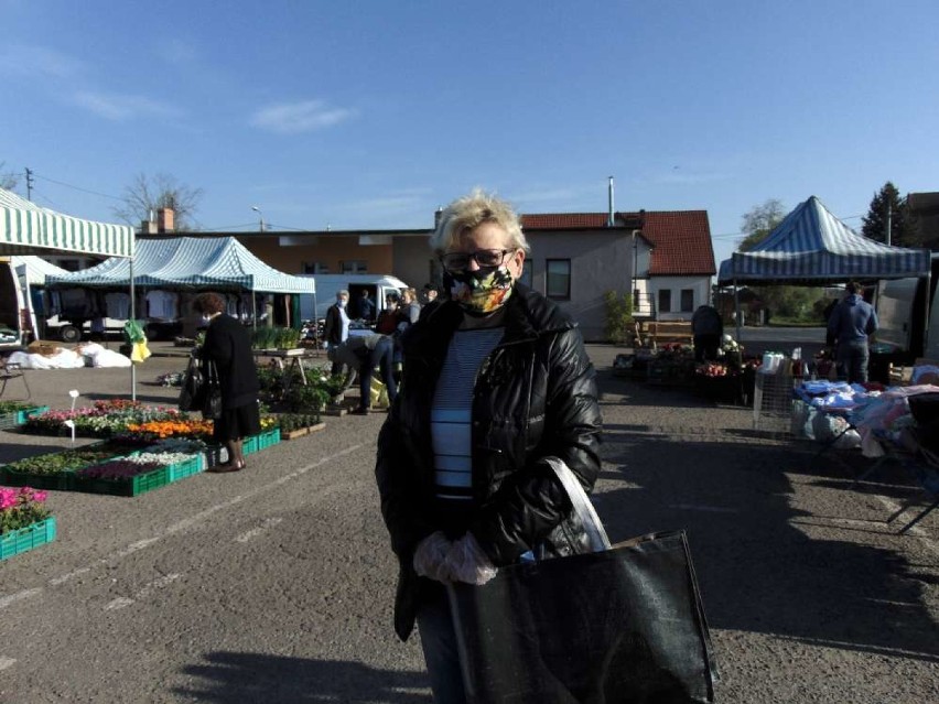 Targowisko w Budzyniu działa pełną parą. Sprzedających i kupujących bardzo dużo [ZDJĘCIA]