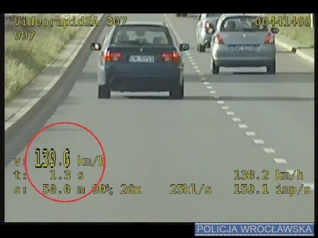 Wariat drogowy jechał prawie 140 km/h w terenie zabudowanym. Był po narkotykach