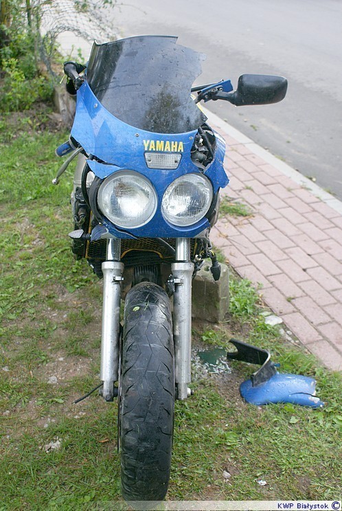 Dyżurny sokólskiej Policji poinformowany został o poważnie wyglądającym wypadku drogowym z udziałem motocyklisty. Do zdarzenia doszło w miejscowości Wyłudy w gminie Korycin. Policjanci natychmiast pojechali na miejsce.