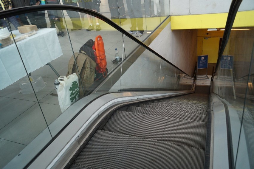 PKP deklaruje: w połowie lipca ruszy wymiana zepsutych schodów na dworcu w Katowicach