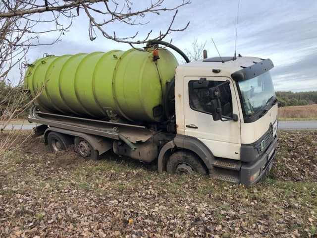 Auto wjechało do rowu po zderzeniu z samochodem osobowym