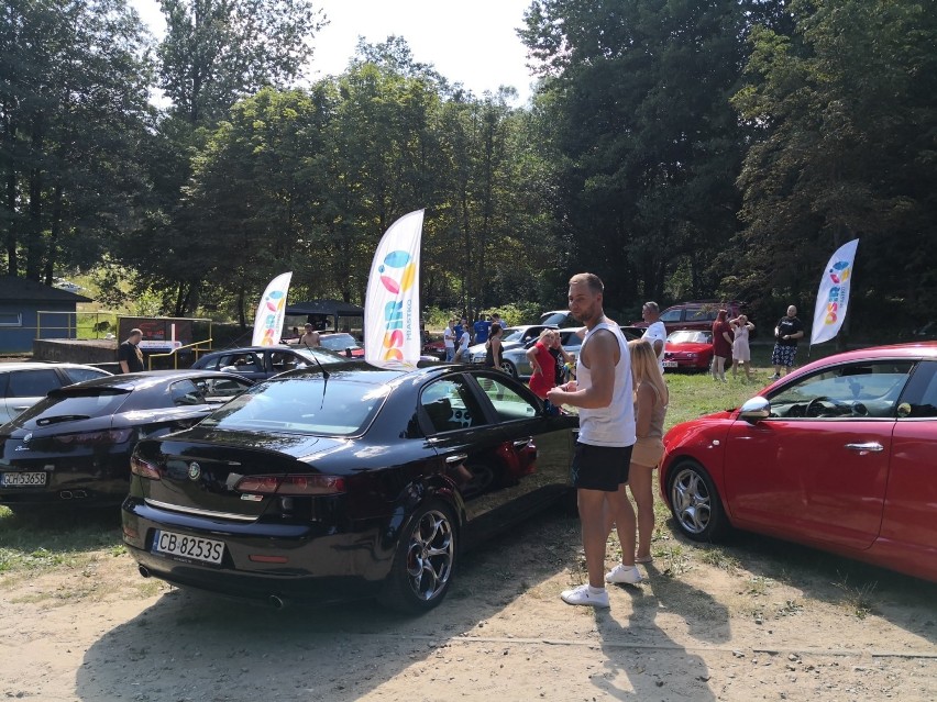 Pod Miastkiem spotkali się miłośnicy aut marki Alfa Romeo. Piknik nad Jeziorem Głębokim| ZDJĘCIA