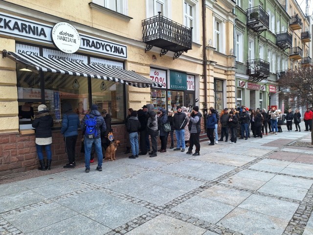 Ogromna kolejka przed Pączkarnią Tradycyjną Dobrze Nadziane na ulicy Sienkiewicza