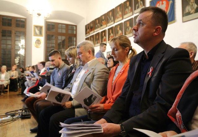 Tegoroczne obchody Święta Niepodległości w Piotrkowie rozpoczęło wspólne śpiewanie pieśni patriotycznych w muzeum