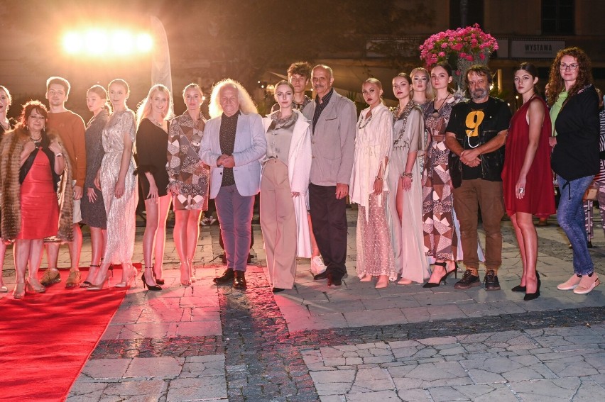 Piękne modelki na niezwykłym pokazie mody w Sandomierzu. Kolekcja Justyny Gamoń i krzemień pasiasty. Zobacz zdjęcia
