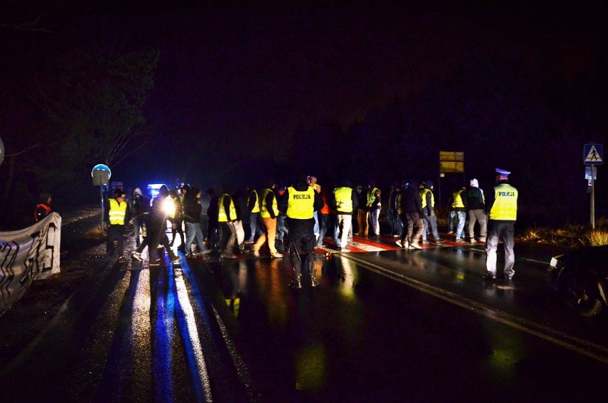 Kibice GKS Bełchatów zablokowali drogę do kopalni i elektrowni [ZDJĘCIA]