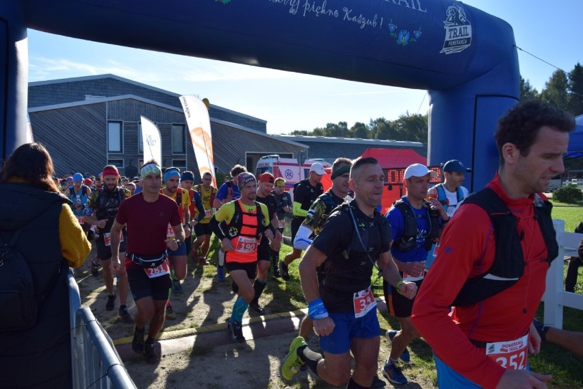 Ponad 700 biegaczy mierzy się z "Kaszubskimi Beskidami". W Barłominie wystartowała Pomerania Trail 2021
