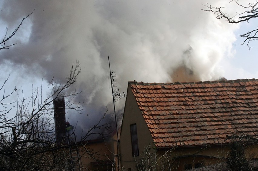 Pożar domu wielorodzinnego w Jakuszowie [ZDJĘCIA]