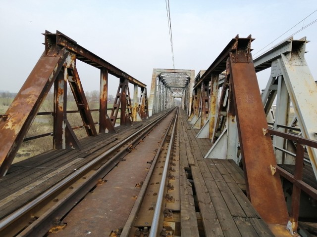 Most kolejowy na odcinku Oświęcim - Chełmek jest obecnie w fatalnym stanie