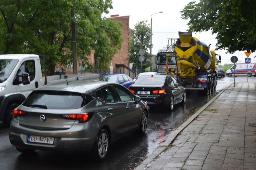 Wypadek na ul. Częstochowskiej w Wieluniu. Motocyklista trafił do szpitala ZDJĘCIA