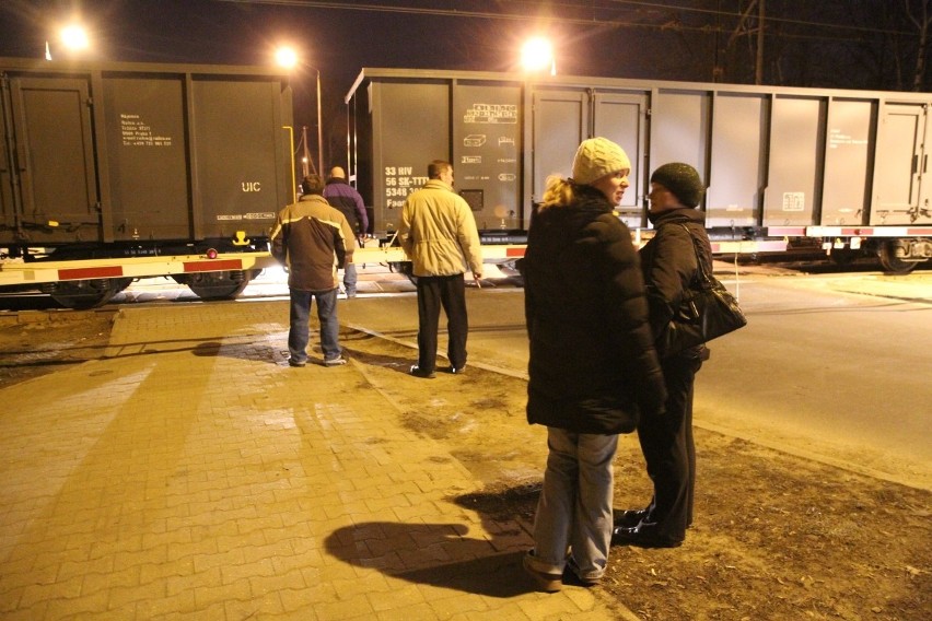 Wrocław: Na przejeździe na ul. Czajkowskiego wykoleił się pociąg towarowy