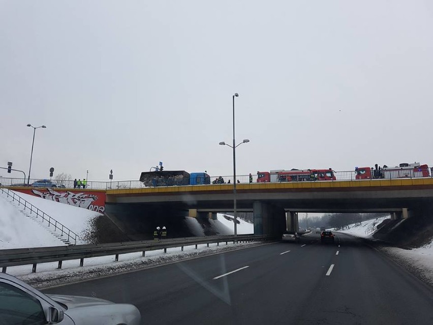Wypadek na DTŚ w Świętochłowicach. Ciężarówka ze złomem przewróciła się na wiadukcie [ZDJĘCIA]