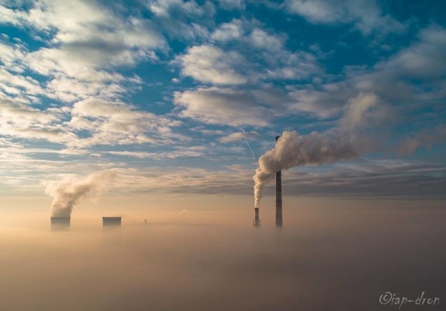 "Łęg Kraków 
Człowiek jedzie do pracy ledwo co widać na 50m do przodu szaro , buro, biało ... a zapowiadali słonko z chmurką. Smog z mgłą był dziś do około 90m wysokości. Mieszkając na czubku najwyższego komina pewnie by się dało zaczerpnąć świeżego powietrza" - czytamy na profilu facebookowym Ciap-Dron.