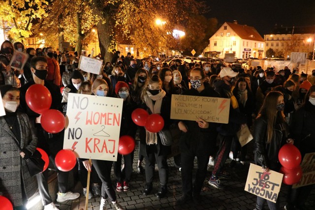 Kilkaset osób protestowało w czwartek, 29 października przed Filharmonią Zielonogórską.