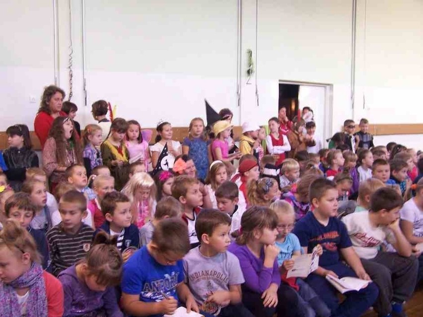 Prezydent Gniezna i prezes Przedsiębiorstwa Energetyki Cieplnej czytali dzieciom bajki