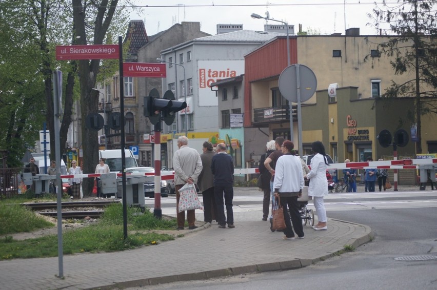 Zmiana organizacji ruchu na Warszyca i Sierakowskiego w Radomsku [MAPA]