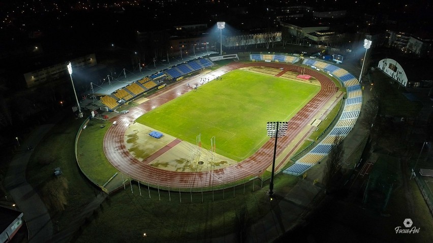 Tak prezentuje się stadion Elany przy sztucznym oświetleniu