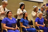 Czepkowanie w PWSTE w Jarosławiu. Absolwenci pielęgniarstwa otrzymali symbol zawodu i złożyli ślubowanie [ZDJĘCIA]