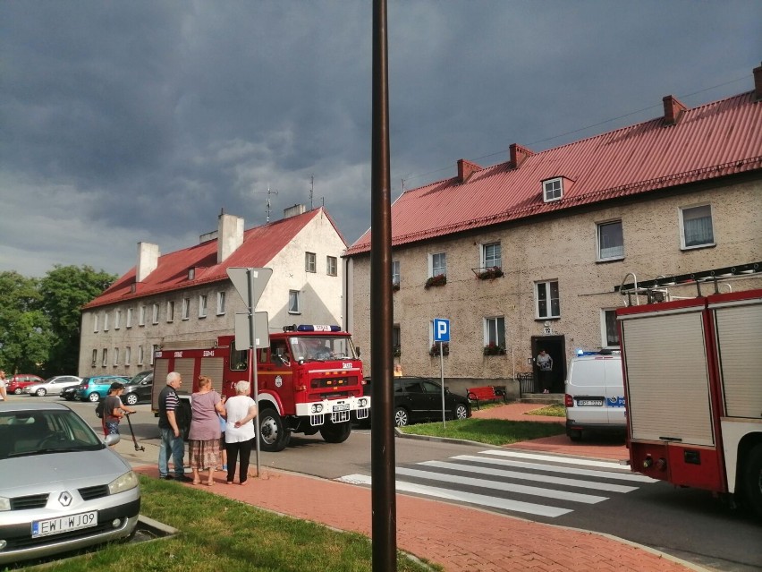 Interwencja służb w bloku przy ul. Skłodowskiej-Curie w Wieluniu. Nie żyje lokator