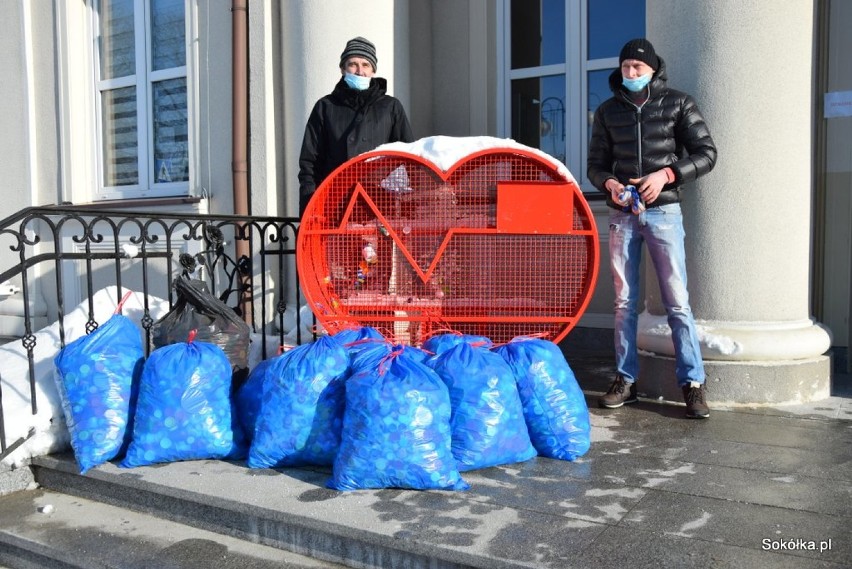 Plastikowe korki spod urzędu i szkoły wesprą zbiórkę na leczenie 2-letniego Bartka 