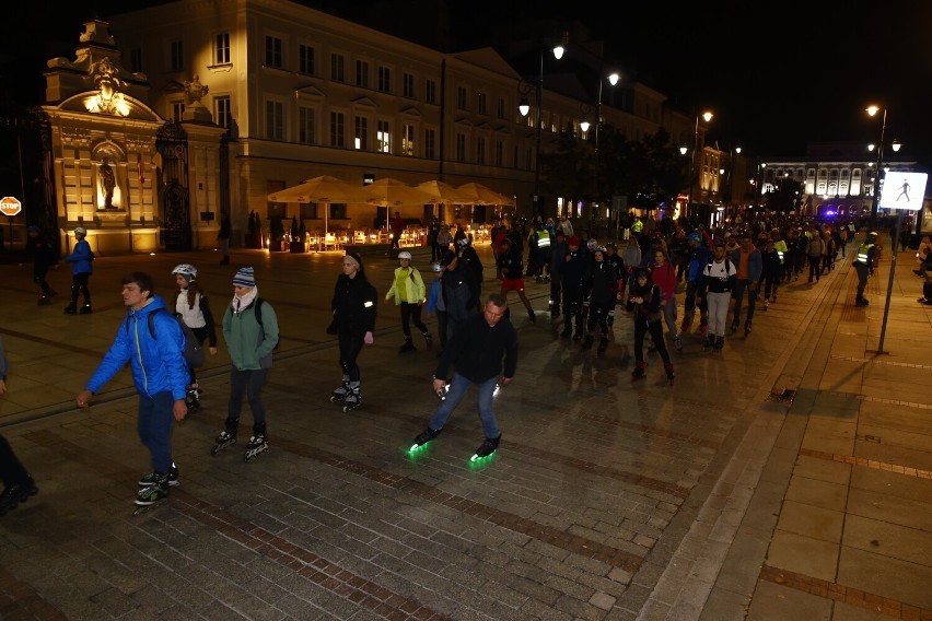 Nightskating w Warszawie 2022. Nocny przejazd rolkarzy przez miasto. "Ostatni w tym roku"