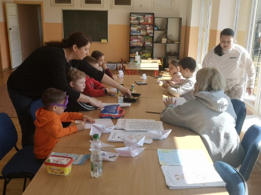 Coraz więcej uchodźców w szkołach Gorlickiego. Gminy zatrudniają Ukrainki z pedagogicznym wykształceniem